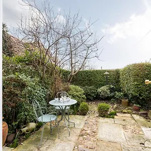 Quaint In The Heart Of North Yorkshire Village - Pet Friendly Free Holiday home Stillington